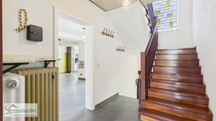 GEPFLEGTES EINFAMILIENHAUS MIT GARTEN, SCHEUNE UND VIEL PLATZ!