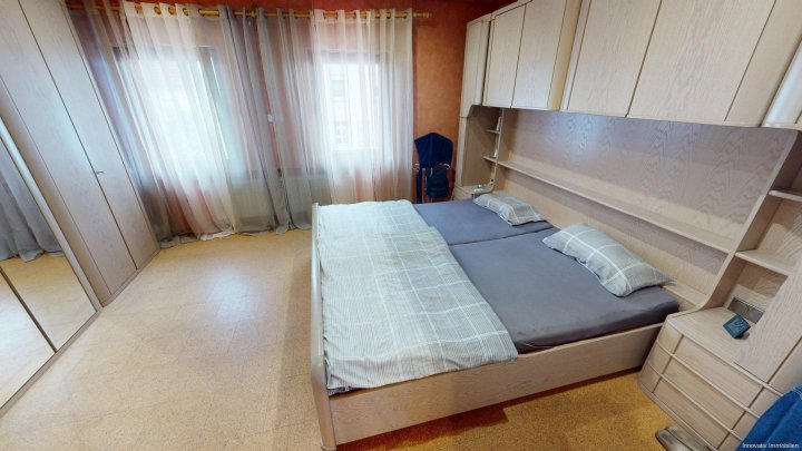 Modernes Ein oder Zweifamilienhaus dazu einer Garage mit Gartendurchfahrt