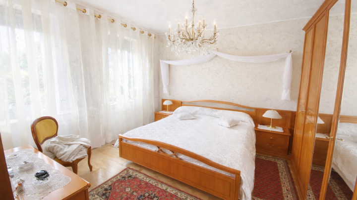 Großzügiges 1-2 Familienhaus mit freiem Ausblick