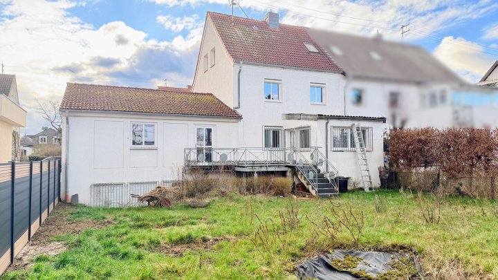 Doppelhaushälfte in Bestlage von Saarlouis mit Doppelgarage und schönem Grundstück zu verkaufen