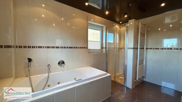 GRENZE L-SCHENGEN: MODERNES HAUS MIT TOLLER AUSSICHT IN PERL