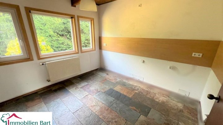 WOHNHAUS + BÜRO + 375 M² AUSSTELLUNG AUF 40 AR IN TOP LAGE!