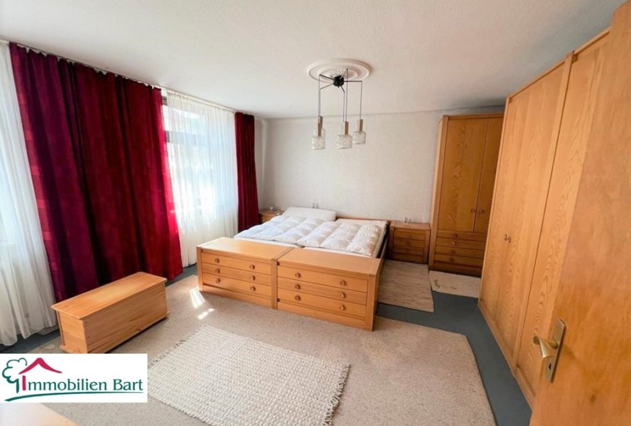 Schlafzimmer OG mit Zugang zum Bad