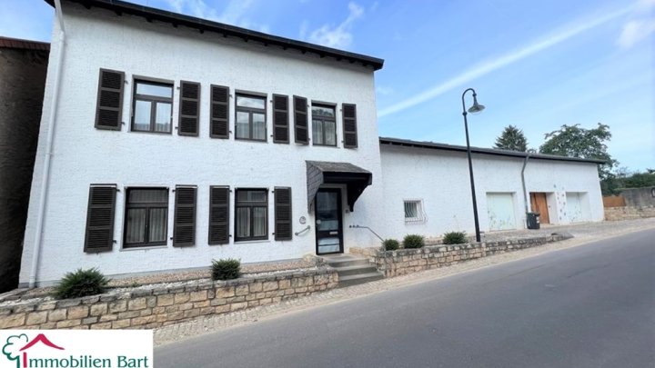 8 AR BAUGRUNDSTÜCK + WOHNHAUS MIT 3 WOHNEINHEITEN IN TOP LAGE VON PERL-NENNIG!