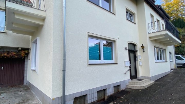 Hochwertig renovierte möblierte 2-ZKB mit EBK, Terrasse + Garage, sofort verfügbar