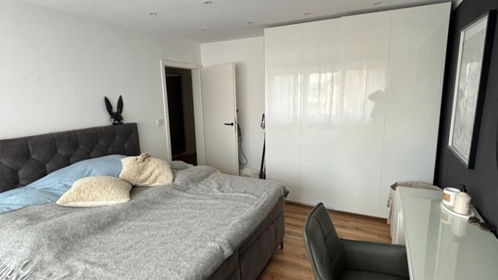 Hochwertig renovierte möblierte 2-ZKB mit EBK, Terrasse + Garage, sofort verfügbar