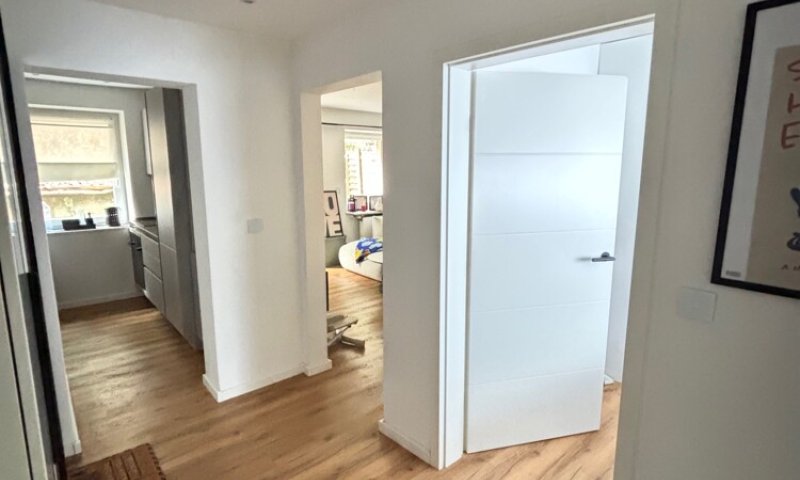 Hochwertig renovierte möblierte 2-ZKB mit EBK, Terrasse + Garage, sofort verfügbar