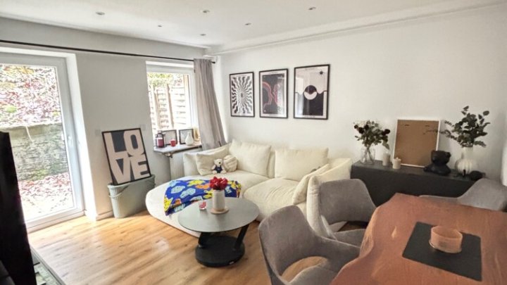 Hochwertig renovierte möblierte 2-ZKB mit EBK, Terrasse + Garage, sofort verfügbar