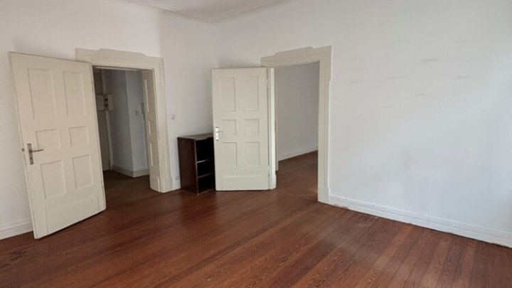 Schöne klassische Altbauwohnung mit Balkon im Regierungsviertel