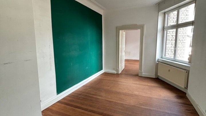 Schöne klassische Altbauwohnung mit Balkon im Regierungsviertel