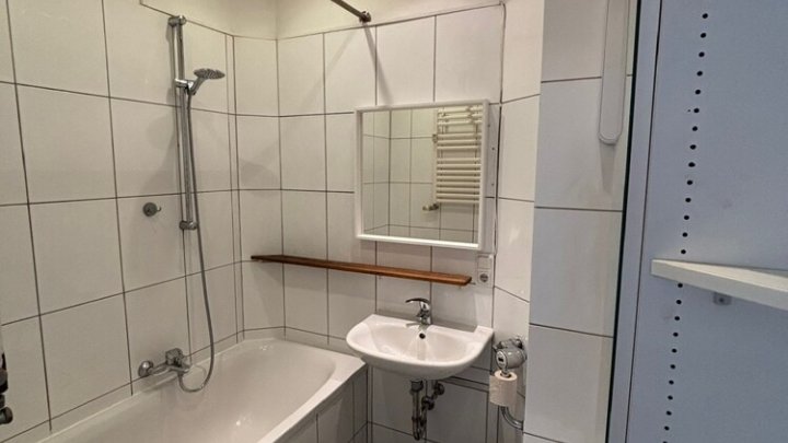 Schöne klassische Altbauwohnung mit Balkon im Regierungsviertel