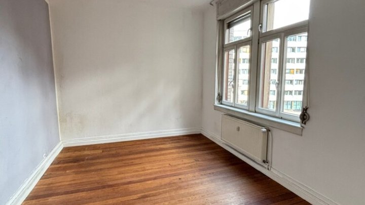 Schöne klassische Altbauwohnung mit Balkon im Regierungsviertel