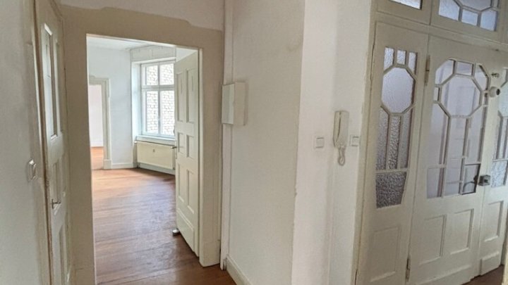 Schöne klassische Altbauwohnung mit Balkon im Regierungsviertel