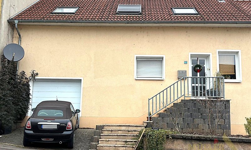 Gepflegtes Reihenmittelhaus in Schmelz mit Garten