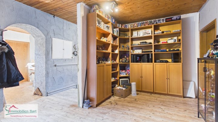 TÜNSDORF: ANWESEN / GASTSTÄTTE / 4 WOHNUNGEN / WERKSTATT AUF 32 AR!