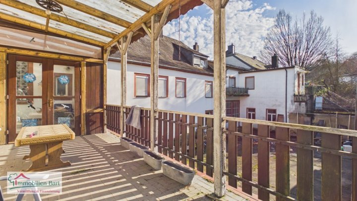 TÜNSDORF: ANWESEN / GASTSTÄTTE / 4 WOHNUNGEN / WERKSTATT AUF 32 AR!