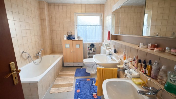 Bungalow-Doppelhaushälfte mit ca. 200 m² Wohnfläche auf einer Ebene