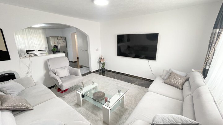 Familienfreundliches Haus mit PV-Anlage, Garten und Stellplätzen