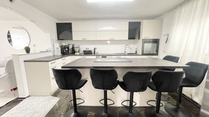 Familienfreundliches Haus mit PV-Anlage, Garten und Stellplätzen