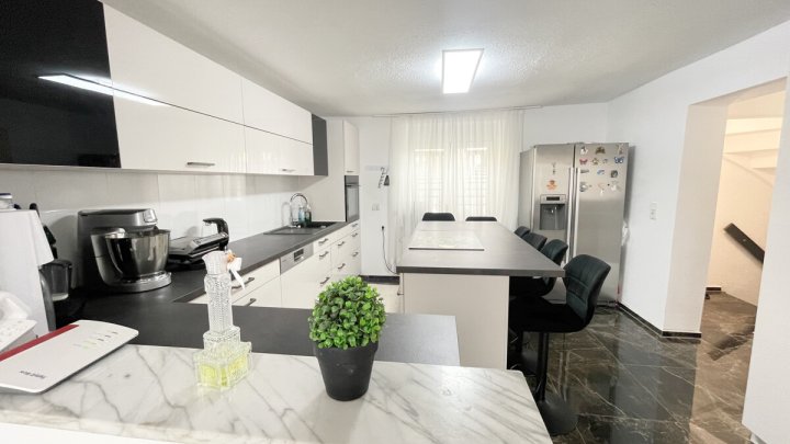 Familienfreundliches Haus mit PV-Anlage, Garten und Stellplätzen