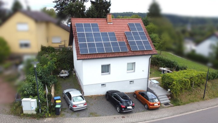 Familienfreundliches Haus mit PV-Anlage, Garten und Stellplätzen