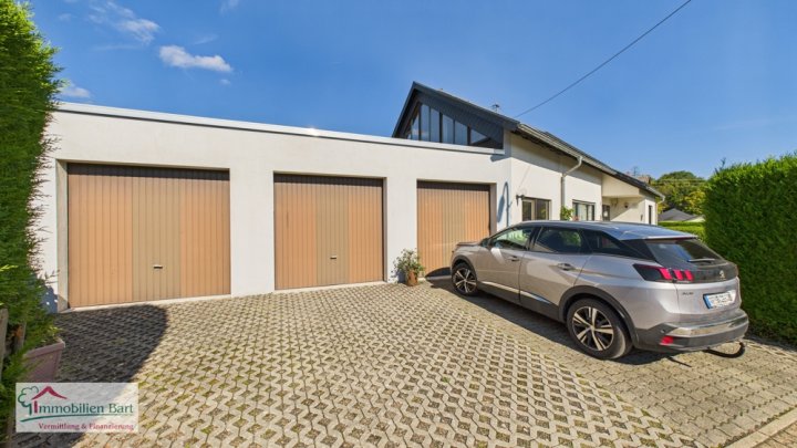 GRENZNÄHE: VIELSEITIGE VERWENDUNG! WOHNHAUS MIT ELW & 4 GARAGEN