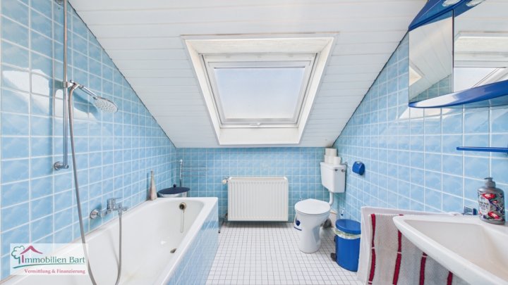 GRENZNÄHE: VIELSEITIGE VERWENDUNG! WOHNHAUS MIT ELW & 4 GARAGEN