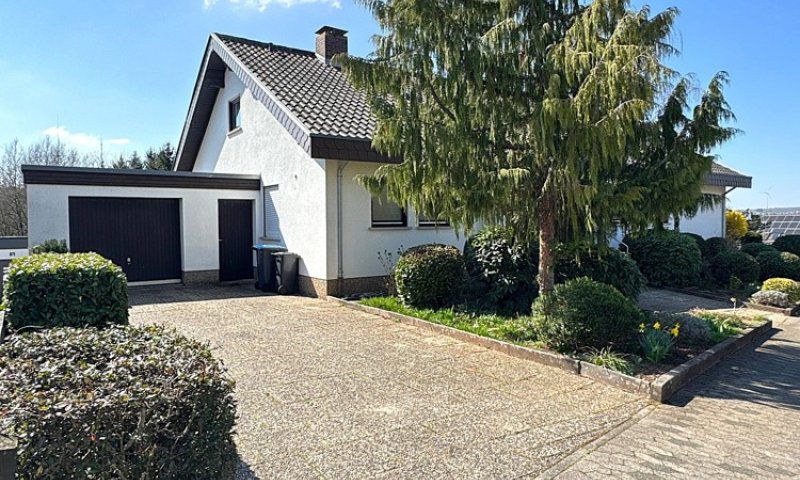 Freistehendes 1-FH mit Einliegerwohnung, Garten + 2 Garagen