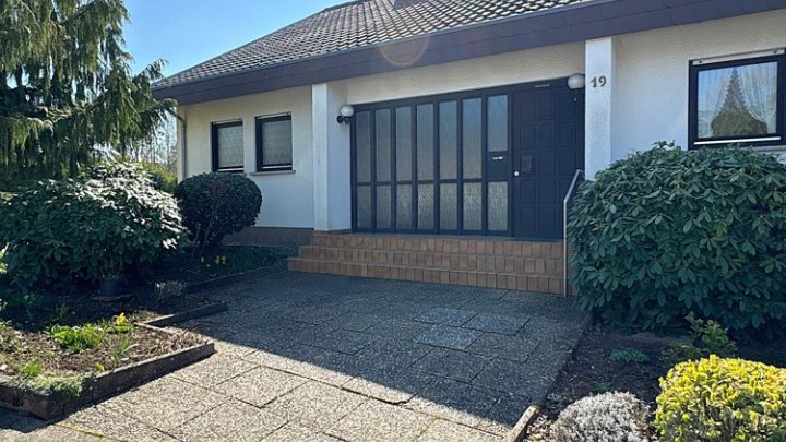 Freistehendes 1-FH mit Einliegerwohnung, Garten + 2 Garagen