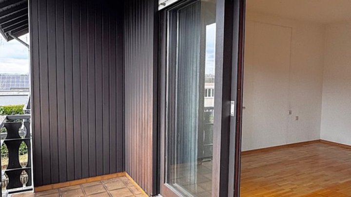 Freistehendes 1-FH mit Einliegerwohnung, Garten + 2 Garagen