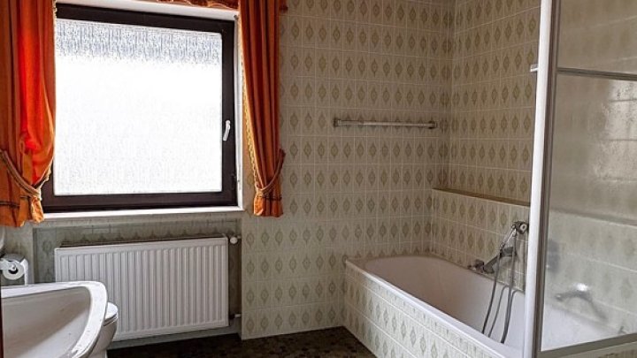 Freistehendes 1-FH mit Einliegerwohnung, Garten + 2 Garagen