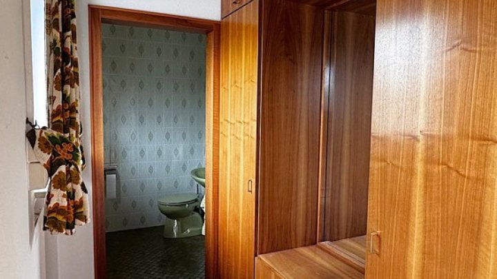 Freistehendes 1-FH mit Einliegerwohnung, Garten + 2 Garagen