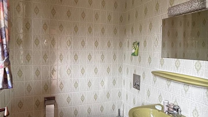 Freistehendes 1-FH mit Einliegerwohnung, Garten + 2 Garagen