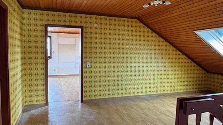 Freistehendes 1-FH mit Einliegerwohnung, Garten + 2 Garagen