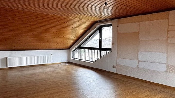 Freistehendes 1-FH mit Einliegerwohnung, Garten + 2 Garagen