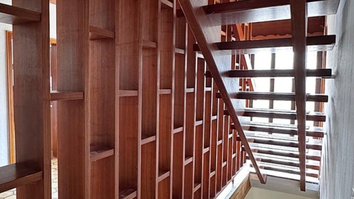 Freistehendes 1-FH mit Einliegerwohnung, Garten + 2 Garagen