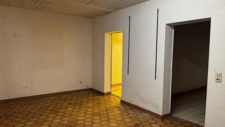 Freistehendes 1-FH mit Einliegerwohnung, Garten + 2 Garagen