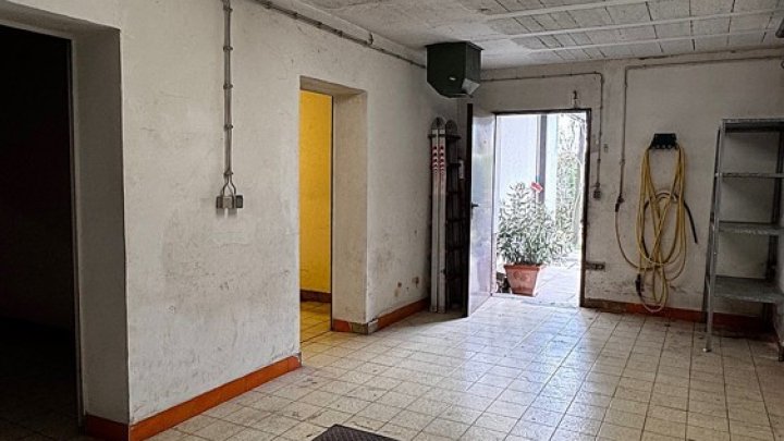 Freistehendes 1-FH mit Einliegerwohnung, Garten + 2 Garagen