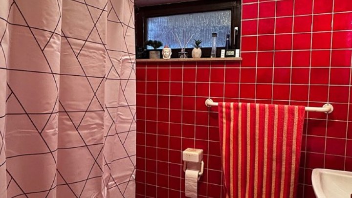 Freistehendes 1-FH mit Einliegerwohnung, Garten + 2 Garagen