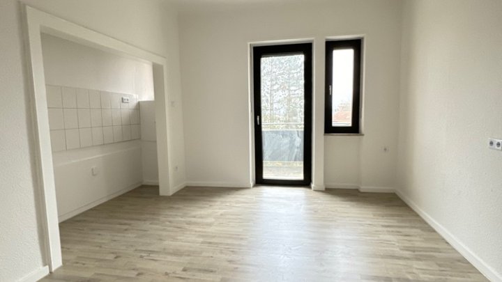 Helle renovierte 4-ZKB Wohnung mit Balkon in verkehrsgünstiger Lage