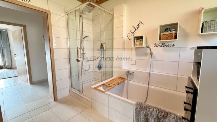 Schönes Ein-bis Zweifamilienhaus auf ca. 295 m² im Grünen mit Außenpool - Einliegerwohnung möglich