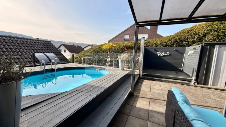 Schönes Ein-bis Zweifamilienhaus auf ca. 295 m² im Grünen mit Außenpool - Einliegerwohnung möglich