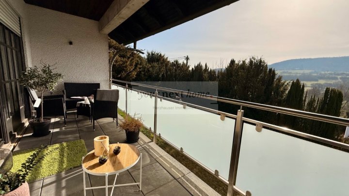 Schönes Ein-bis Zweifamilienhaus auf ca. 295 m² im Grünen mit Außenpool - Einliegerwohnung möglich