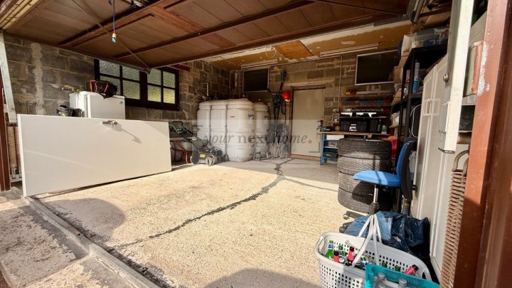 Schönes Ein-bis Zweifamilienhaus auf ca. 295 m² im Grünen mit Außenpool - Einliegerwohnung möglich