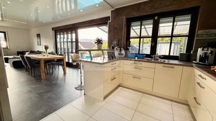 Schönes Ein-bis Zweifamilienhaus auf ca. 295 m² im Grünen mit Außenpool - Einliegerwohnung möglich