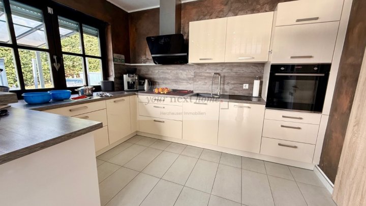 Schönes Ein-bis Zweifamilienhaus auf ca. 295 m² im Grünen mit Außenpool - Einliegerwohnung möglich