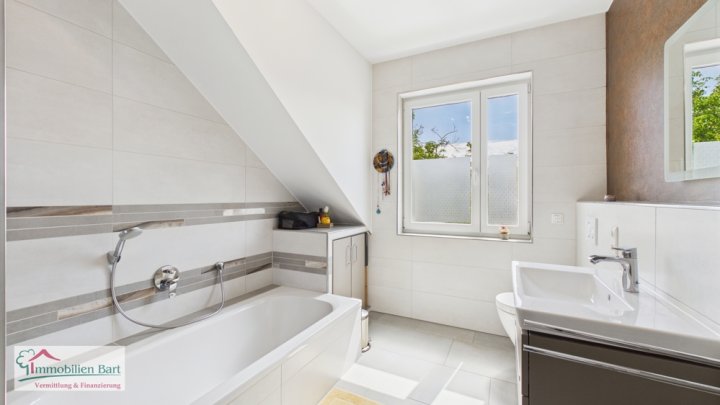 ALTERSGERECHTES WOHNEN! PENTHOUSE MIT GARAGE, WEITBLICK UND KOMFORT!