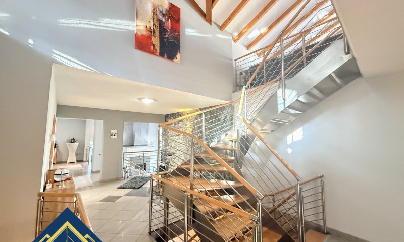 Großzügiges Architektenhaus mit Einliegerwohnung und Weitblick über das Saartal zu verkaufen