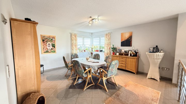 Großzügiges Architektenhaus mit Einliegerwohnung und Weitblick über das Saartal zu verkaufen