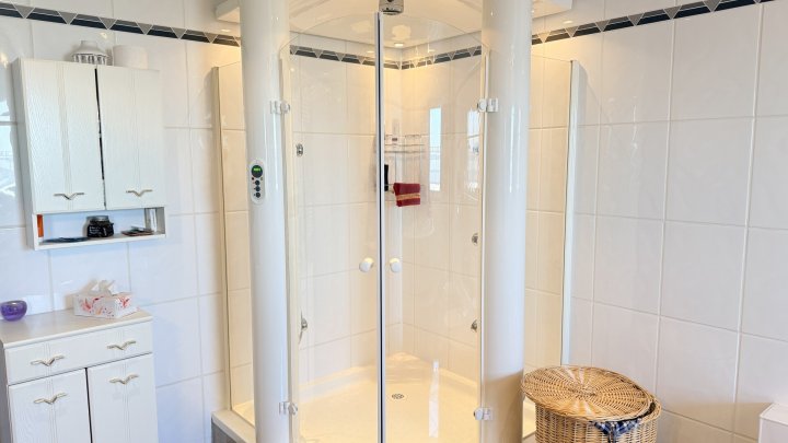 Großzügiges Architektenhaus mit Einliegerwohnung und Weitblick über das Saartal zu verkaufen